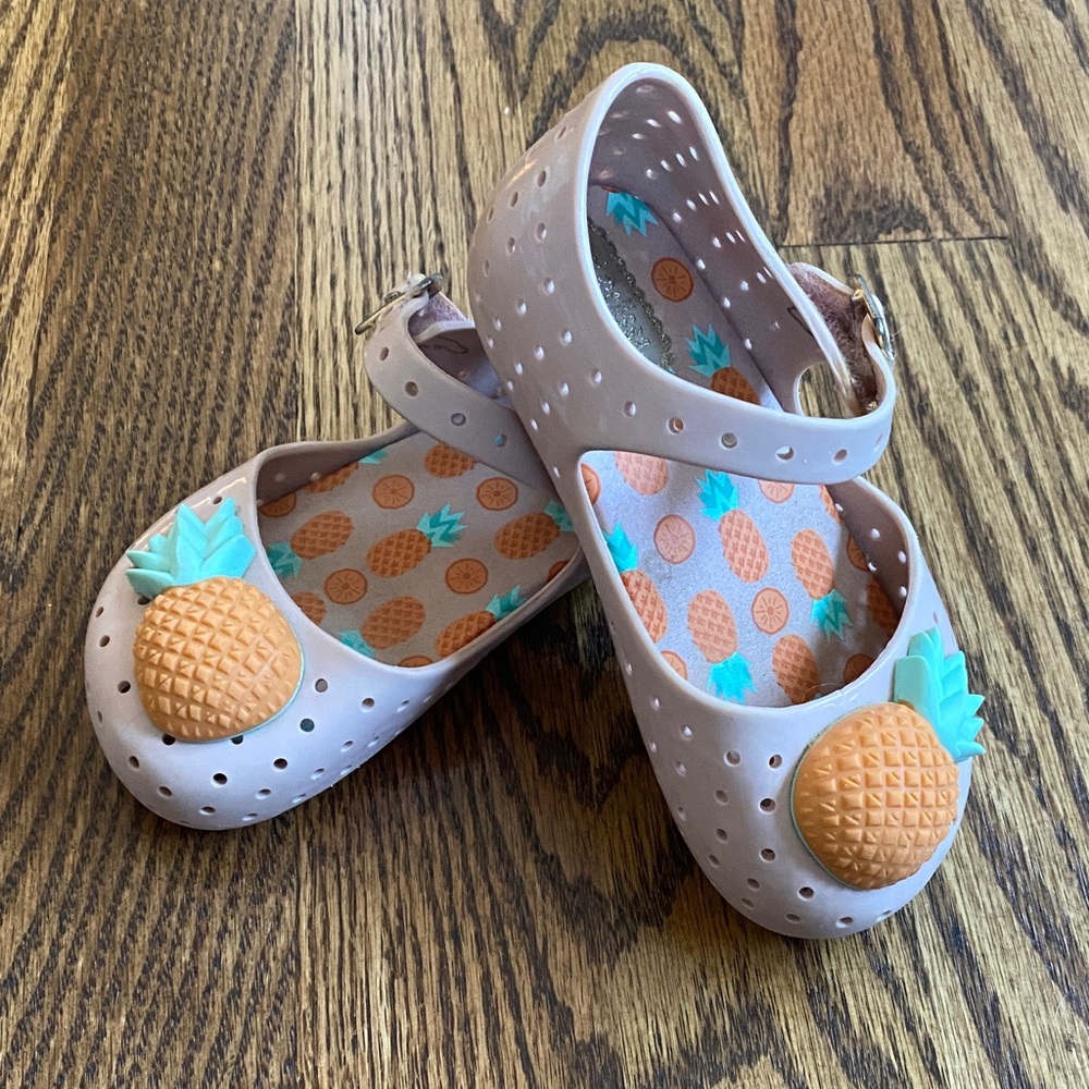 Light pink mini Melissa pineapple shoes, size 7. Excellent condition ships quick